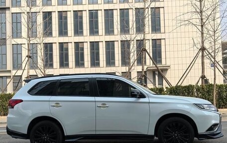 Mitsubishi Outlander III рестайлинг 3, 2022 год, 1 755 444 рублей, 8 фотография