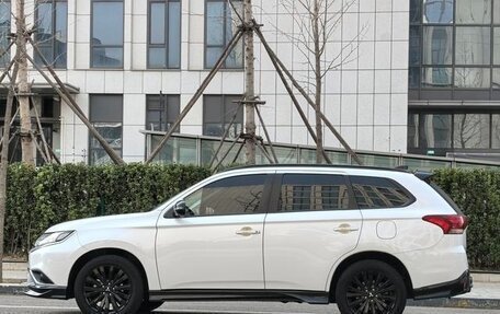 Mitsubishi Outlander III рестайлинг 3, 2022 год, 1 755 444 рублей, 5 фотография