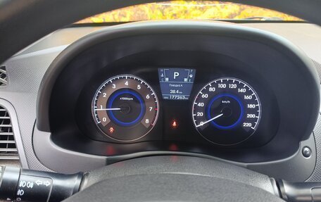 Hyundai Solaris II рестайлинг, 2011 год, 700 000 рублей, 5 фотография