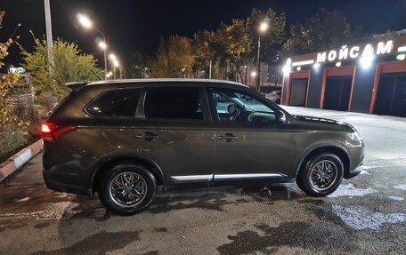 Mitsubishi Outlander III рестайлинг 3, 2015 год, 1 700 000 рублей, 2 фотография