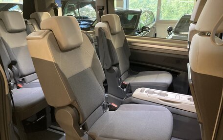 Volkswagen Multivan, 2022 год, 3 900 000 рублей, 14 фотография