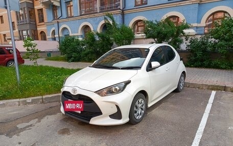 Toyota Yaris, 2021 год, 1 350 000 рублей, 2 фотография