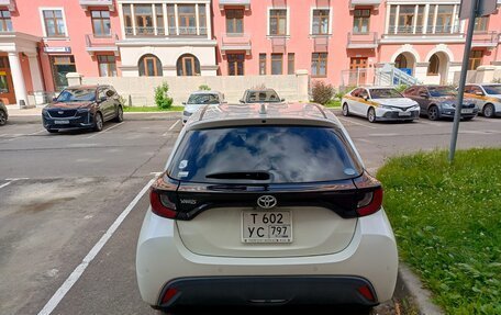 Toyota Yaris, 2021 год, 1 350 000 рублей, 5 фотография