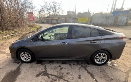 Toyota Prius IV XW50, 2017 год, 1 650 000 рублей, 6 фотография
