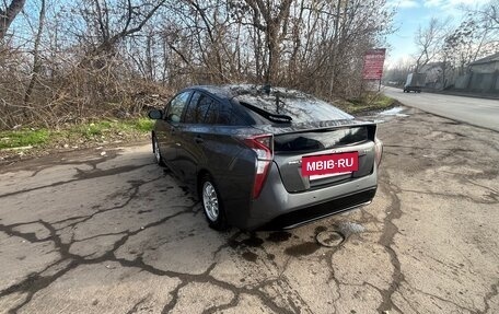 Toyota Prius IV XW50, 2017 год, 1 650 000 рублей, 5 фотография