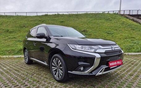 Mitsubishi Outlander III рестайлинг 3, 2022 год, 2 650 000 рублей, 1 фотография