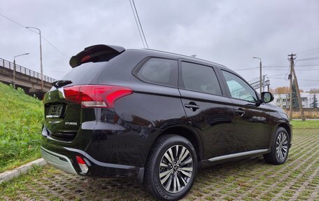 Mitsubishi Outlander III рестайлинг 3, 2022 год, 2 650 000 рублей, 4 фотография
