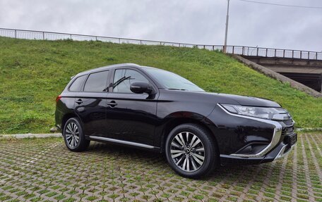 Mitsubishi Outlander III рестайлинг 3, 2022 год, 2 650 000 рублей, 3 фотография