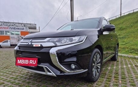 Mitsubishi Outlander III рестайлинг 3, 2022 год, 2 650 000 рублей, 2 фотография