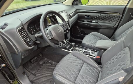 Mitsubishi Outlander III рестайлинг 3, 2022 год, 2 650 000 рублей, 6 фотография