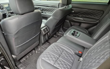 Mitsubishi Outlander III рестайлинг 3, 2022 год, 2 650 000 рублей, 9 фотография