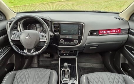 Mitsubishi Outlander III рестайлинг 3, 2022 год, 2 650 000 рублей, 8 фотография