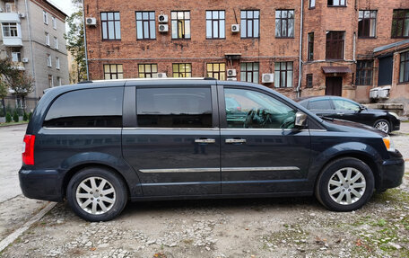 Chrysler Voyager IV, 2013 год, 2 599 000 рублей, 1 фотография