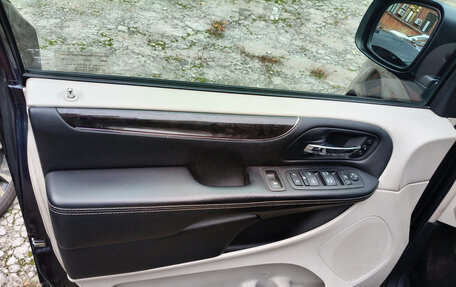 Chrysler Voyager IV, 2013 год, 2 599 000 рублей, 7 фотография