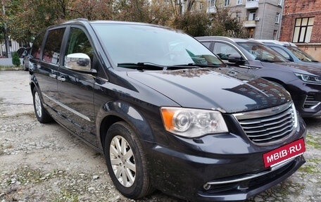 Chrysler Voyager IV, 2013 год, 2 599 000 рублей, 2 фотография