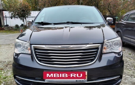 Chrysler Voyager IV, 2013 год, 2 599 000 рублей, 3 фотография