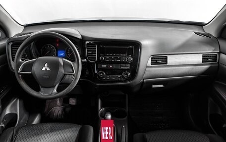 Mitsubishi Outlander III рестайлинг 3, 2013 год, 1 090 000 рублей, 15 фотография