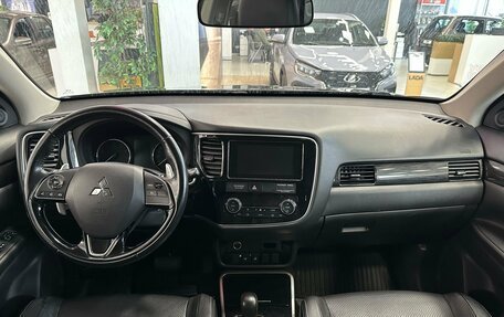 Mitsubishi Outlander III рестайлинг 3, 2017 год, 1 890 000 рублей, 8 фотография