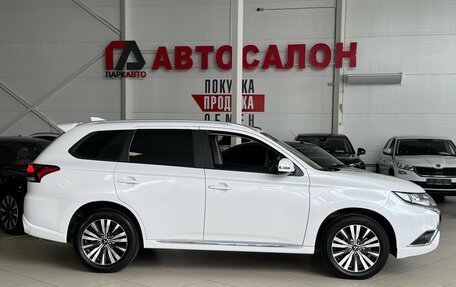 Mitsubishi Outlander III рестайлинг 3, 2022 год, 2 615 000 рублей, 4 фотография