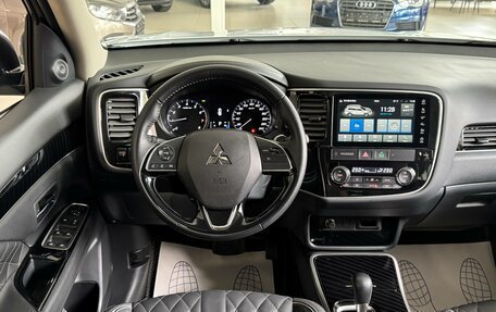 Mitsubishi Outlander III рестайлинг 3, 2022 год, 2 615 000 рублей, 11 фотография