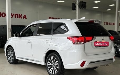 Mitsubishi Outlander III рестайлинг 3, 2022 год, 2 615 000 рублей, 7 фотография