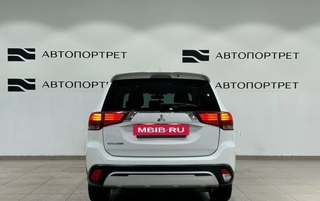 Mitsubishi Outlander III рестайлинг 3, 2022 год, 2 449 000 рублей, 6 фотография