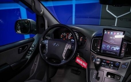Hyundai H-1 II рестайлинг, 2018 год, 2 500 000 рублей, 26 фотография