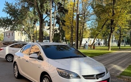 Opel Astra J, 2013 год, 970 000 рублей, 2 фотография