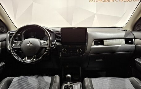 Mitsubishi Outlander III рестайлинг 3, 2016 год, 1 940 000 рублей, 9 фотография
