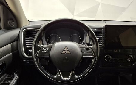 Mitsubishi Outlander III рестайлинг 3, 2016 год, 1 940 000 рублей, 10 фотография