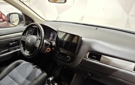 Mitsubishi Outlander III рестайлинг 3, 2016 год, 1 940 000 рублей, 12 фотография