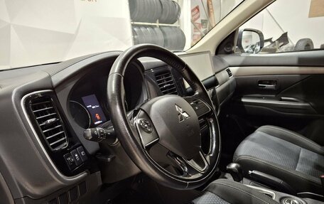 Mitsubishi Outlander III рестайлинг 3, 2016 год, 1 940 000 рублей, 22 фотография