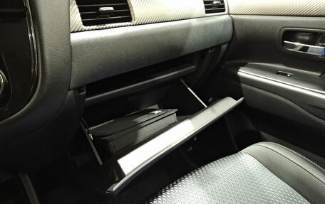 Mitsubishi Outlander III рестайлинг 3, 2016 год, 1 940 000 рублей, 29 фотография