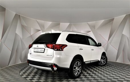 Mitsubishi Outlander III рестайлинг 3, 2018 год, 1 945 000 рублей, 2 фотография