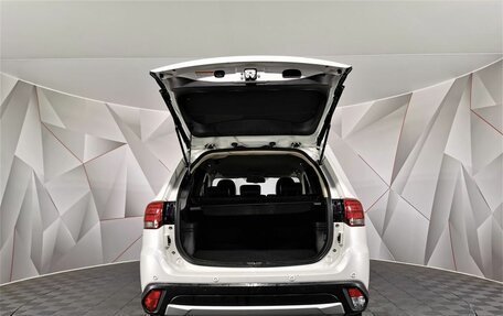 Mitsubishi Outlander III рестайлинг 3, 2018 год, 1 945 000 рублей, 10 фотография