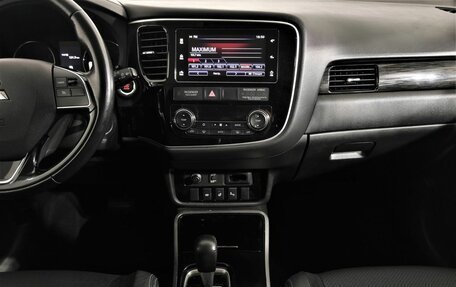 Mitsubishi Outlander III рестайлинг 3, 2018 год, 1 945 000 рублей, 13 фотография