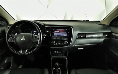 Mitsubishi Outlander III рестайлинг 3, 2018 год, 1 945 000 рублей, 12 фотография
