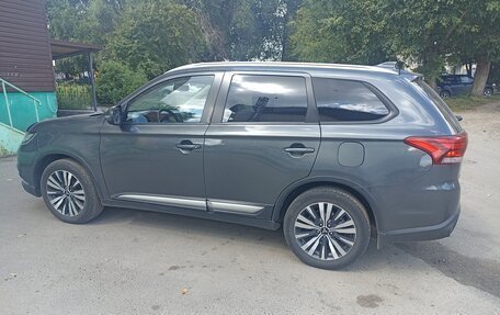 Mitsubishi Outlander III рестайлинг 3, 2019 год, 2 495 000 рублей, 3 фотография