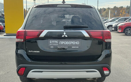 Mitsubishi Outlander III рестайлинг 3, 2020 год, 1 880 000 рублей, 10 фотография