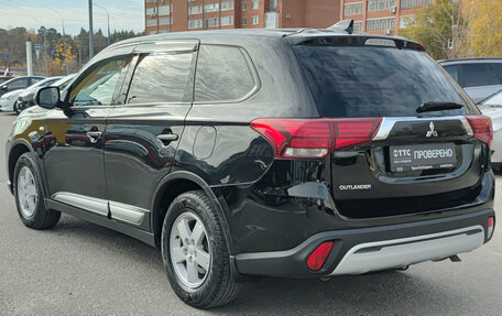 Mitsubishi Outlander III рестайлинг 3, 2020 год, 1 880 000 рублей, 11 фотография