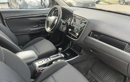 Mitsubishi Outlander III рестайлинг 3, 2020 год, 1 880 000 рублей, 15 фотография