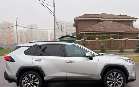 Toyota RAV4, 2021 год, 3 700 000 рублей, 3 фотография