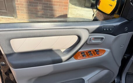 Toyota Land Cruiser 100 рестайлинг 2, 2004 год, 2 000 000 рублей, 11 фотография