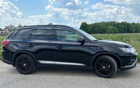 Mitsubishi Outlander III рестайлинг 3, 2022 год, 2 400 000 рублей, 6 фотография