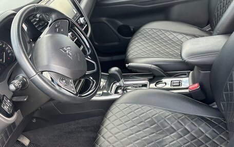 Mitsubishi Outlander III рестайлинг 3, 2022 год, 2 400 000 рублей, 5 фотография