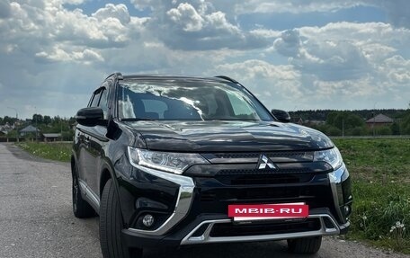 Mitsubishi Outlander III рестайлинг 3, 2022 год, 2 400 000 рублей, 9 фотография