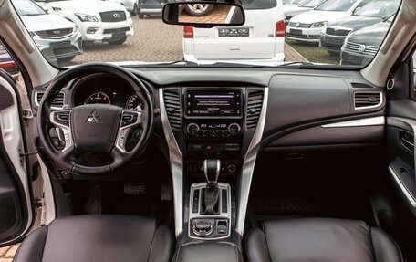 Mitsubishi Pajero Sport III рестайлинг, 2017 год, 2 435 000 рублей, 16 фотография