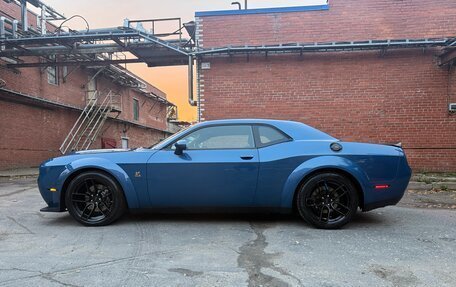 Dodge Challenger III рестайлинг 2, 2020 год, 5 750 000 рублей, 2 фотография