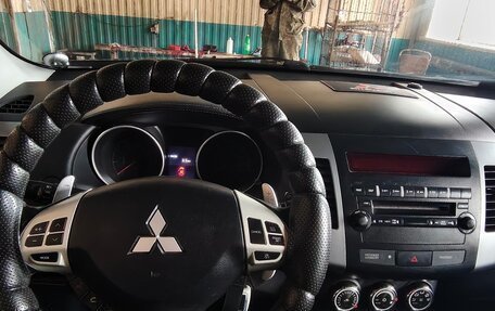 Mitsubishi Outlander III рестайлинг 3, 2010 год, 1 300 000 рублей, 2 фотография