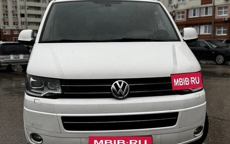 Volkswagen Caravelle T5, 2014 год, 2 200 000 рублей, 2 фотография